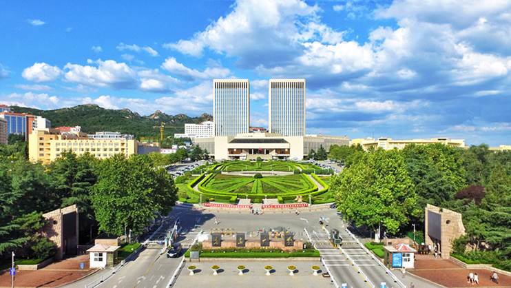 青岛大学正门花坛图片